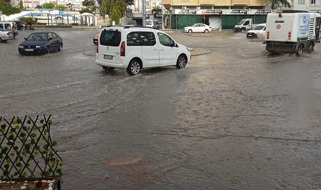 Karamanlılar sağanak yağmura hazırlıksız yakalandı