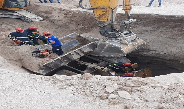 Kullandığı iş makinesiyle göçük altında kalan işçi hayatını kaybetti