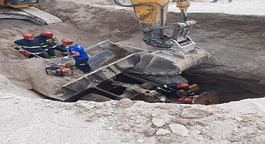 Kullandığı iş makinesiyle göçük altında kalan işçi hayatını kaybetti