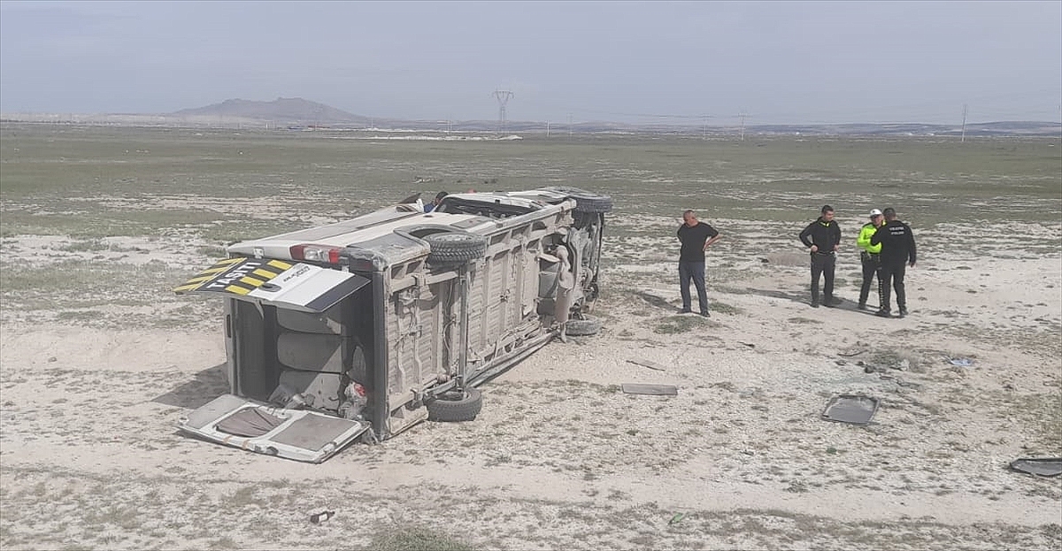 Öğrenci servisinin devrildiği kazada 11 kişi yaralandı