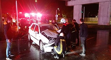 Otomobil ile kamyonetin çarpıştığı kazada 7 kişi yaralandı