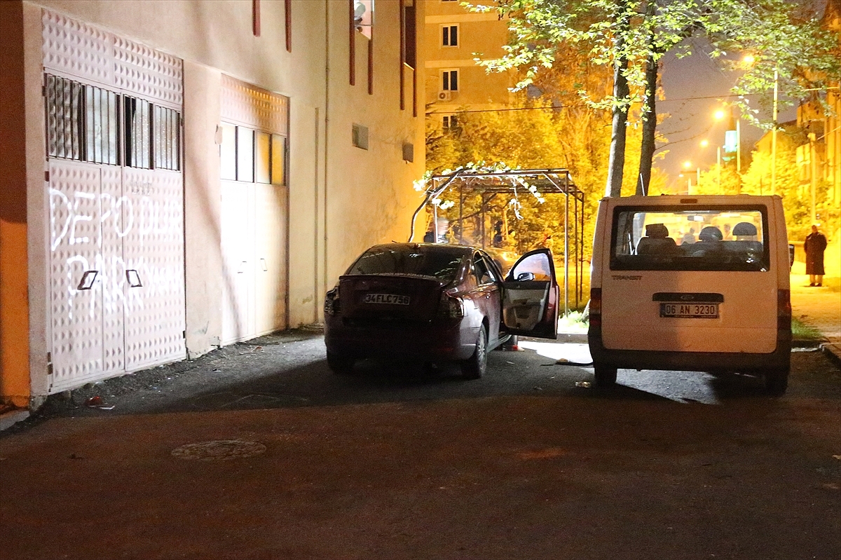 Otomobildeki çakmak gazı tüpünün patlaması sonucu 3 kişi yaralandı