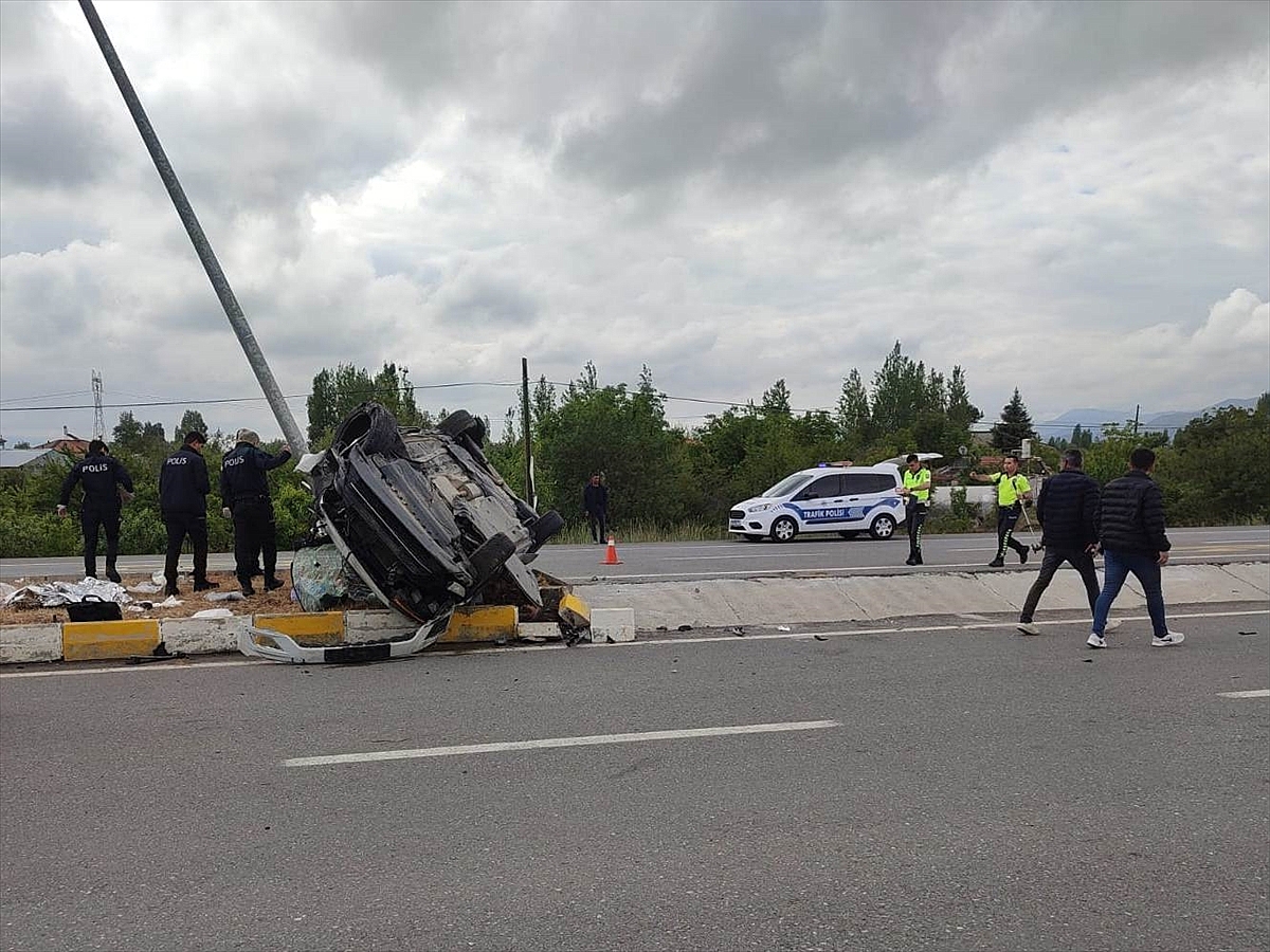 Otomobilin aydınlatma direğine çarptığı kazada 5 kişi yaralandı