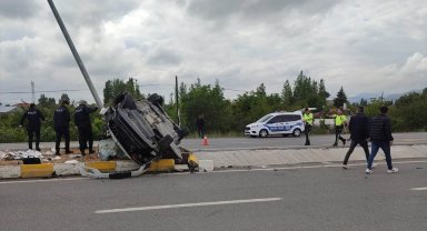 Otomobilin aydınlatma direğine çarptığı kazada 5 kişi yaralandı