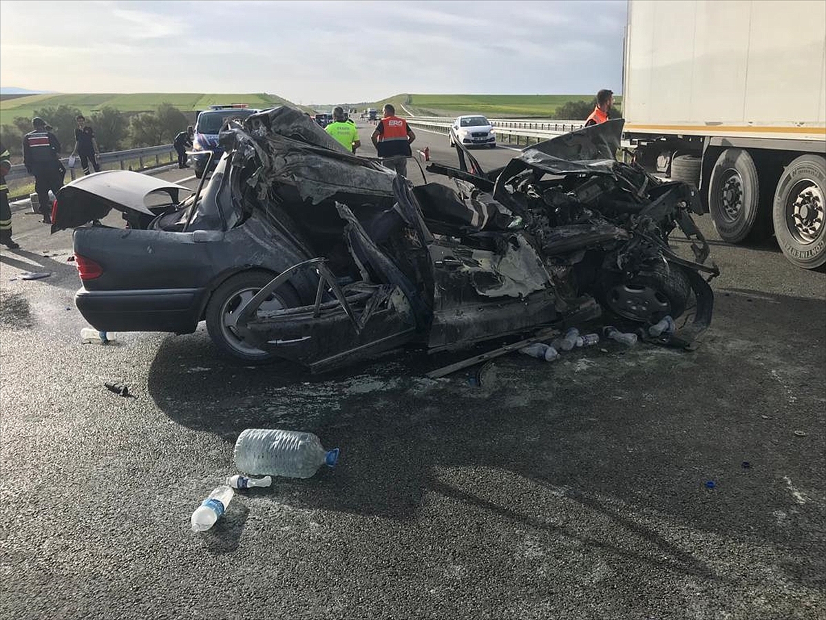 Otomobilin tıra çarptığı kazada 1 kişi öldü