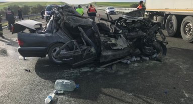 Otomobilin tıra çarptığı kazada 1 kişi öldü