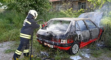 Park halindeki otomobil yandı