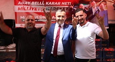 Pazar esnaflarından Ünüvar'a pankart sürprizi