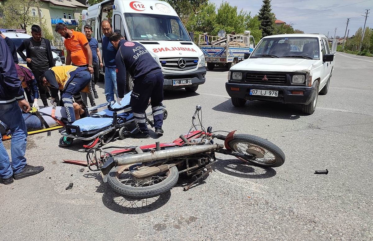 Pikap ile çarpışan motosiklet sürücüsü yaralandı