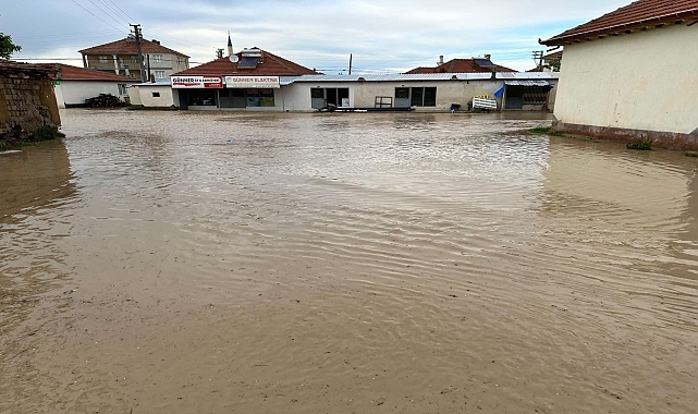 Sağanak nedeniyle bazı ev ve iş yerlerini su bastı