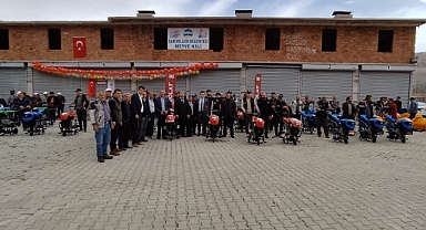 Sarıveliler ilçesinde makina dağıtımı yapıldı