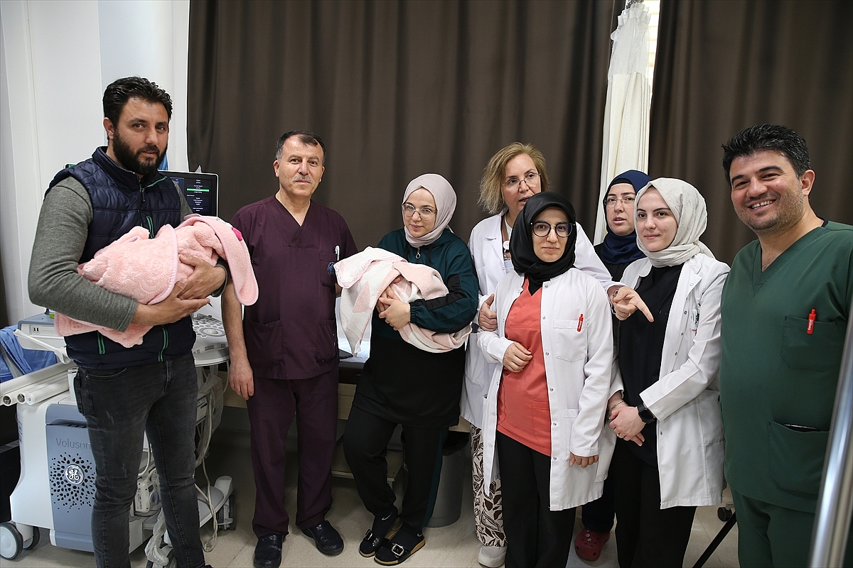 Tek yumurta ikizleri anne karnındaki müdahaleyle sağlıklı şekilde doğdu