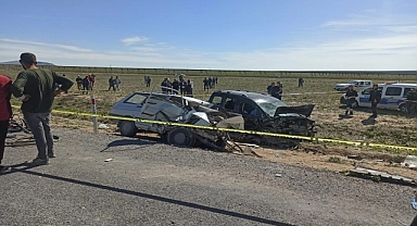 Ticari araç ile otomobilin çarpıştığı kazada 5 kişi öldü