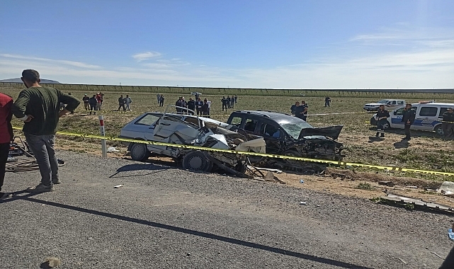 Ticari araç ile otomobilin çarpıştığı kazada 5 kişi öldü