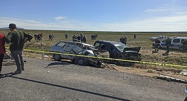 Ticari araç ile otomobilin çarpıştığı kazada 5 kişi öldü