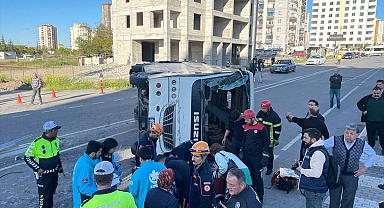 Tır ile işçi servis midibüsünün çarpıştığı kazada 33 kişi yaralandı