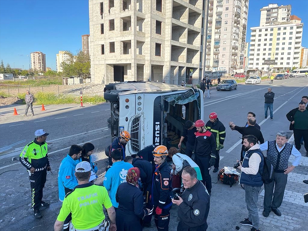 Tır ile işçi servis midibüsünün çarpıştığı kazada 33 kişi yaralandı