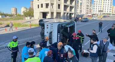 Tır ile işçi servis midibüsünün çarpıştığı kazada 33 kişi yaralandı