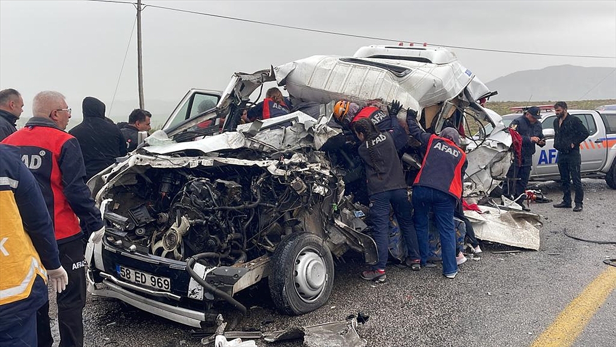 Tır ile yolcu minibüsünün çarpıştığı kazada 4 kişi öldü