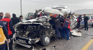 Tır ile yolcu minibüsünün çarpıştığı kazada 4 kişi öldü