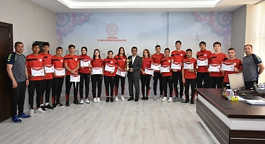 Türkiye Şampiyonu Takımdan İl Müdürü Çalışkan'a Ziyaret