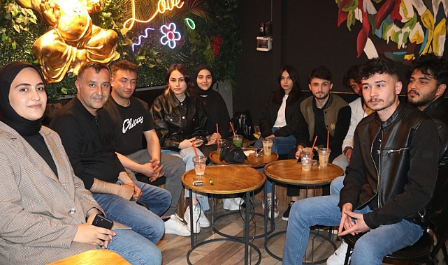 Ünüvar'ın kahve davetini gençler karşılıksız bırakmadı