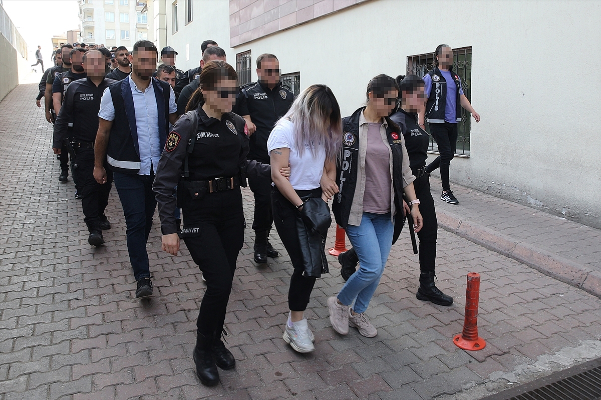 Uyuşturucu operasyonunda yakalanan 38 zanlı adliyede