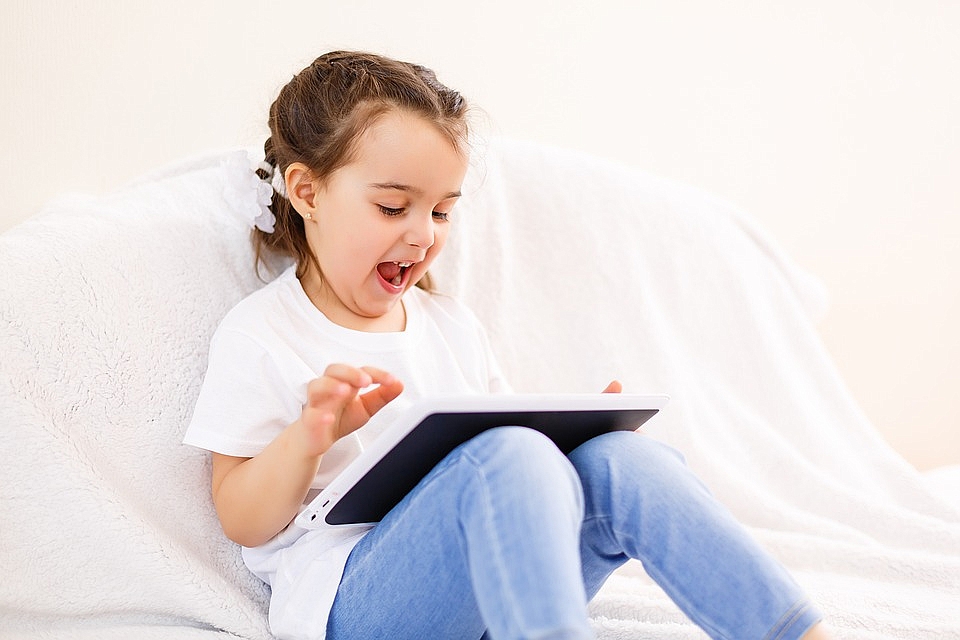 Uzun süre televizyon, tablet, bilgisayara maruz kalan çocuklarda obezite riski artırıyor