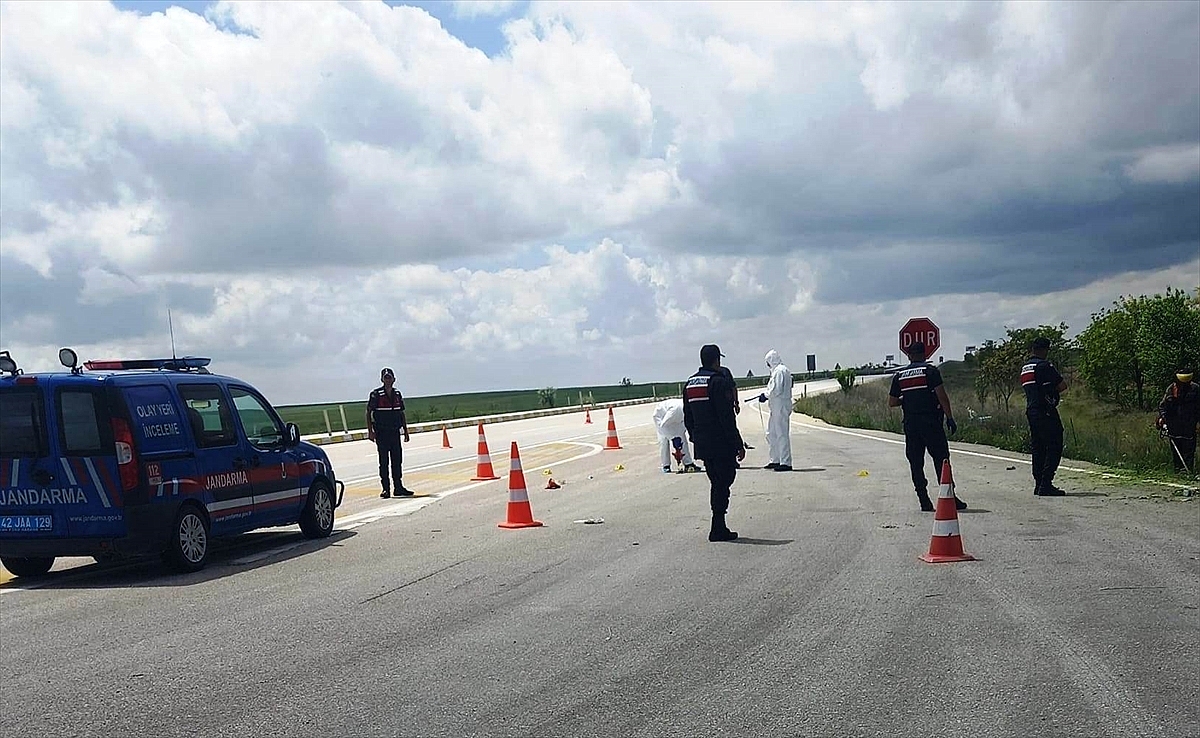 Yol kenarında bıçaklanıp yakılmış bir kadın ve erkek cesedi bulundu