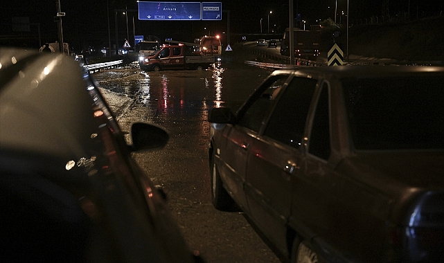 Ankara-Konya kara yolu sağanak nedeniyle Bala ayrımında ulaşıma kapandı