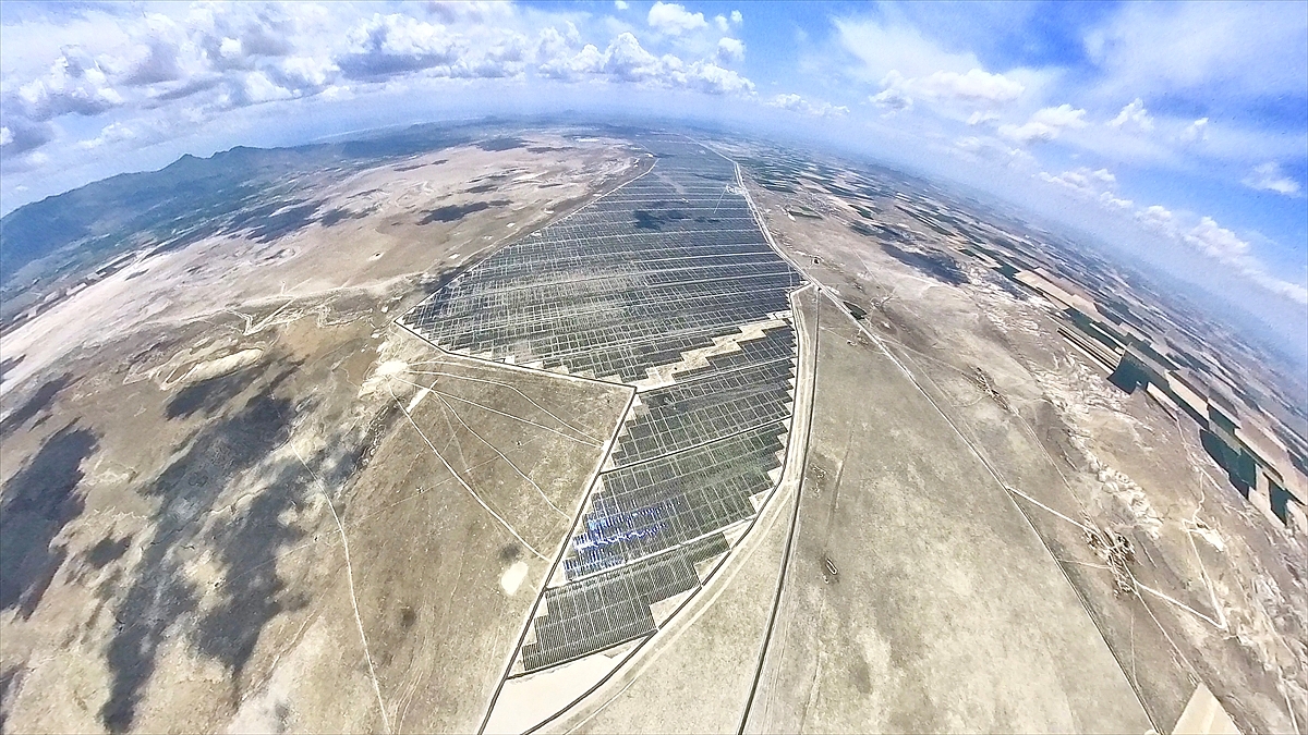 Avrupa'nın en büyük güneş enerji santrali 2 bin 700 metre yüksekten görüntülendi