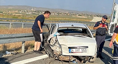 Bariyerlere çarpan otomobildeki çocuk öldü, 7 kişi yaralandı