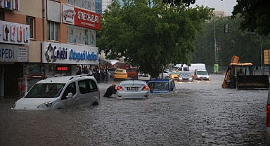 Başkentte kuvvetli sağanak etkili oldu
