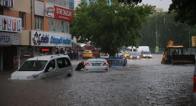 Başkentte kuvvetli sağanak etkili oldu