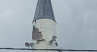Caminin Minaresine Yıldırım Düştü