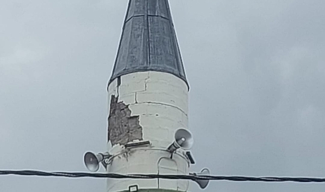 Caminin Minaresine Yıldırım Düştü