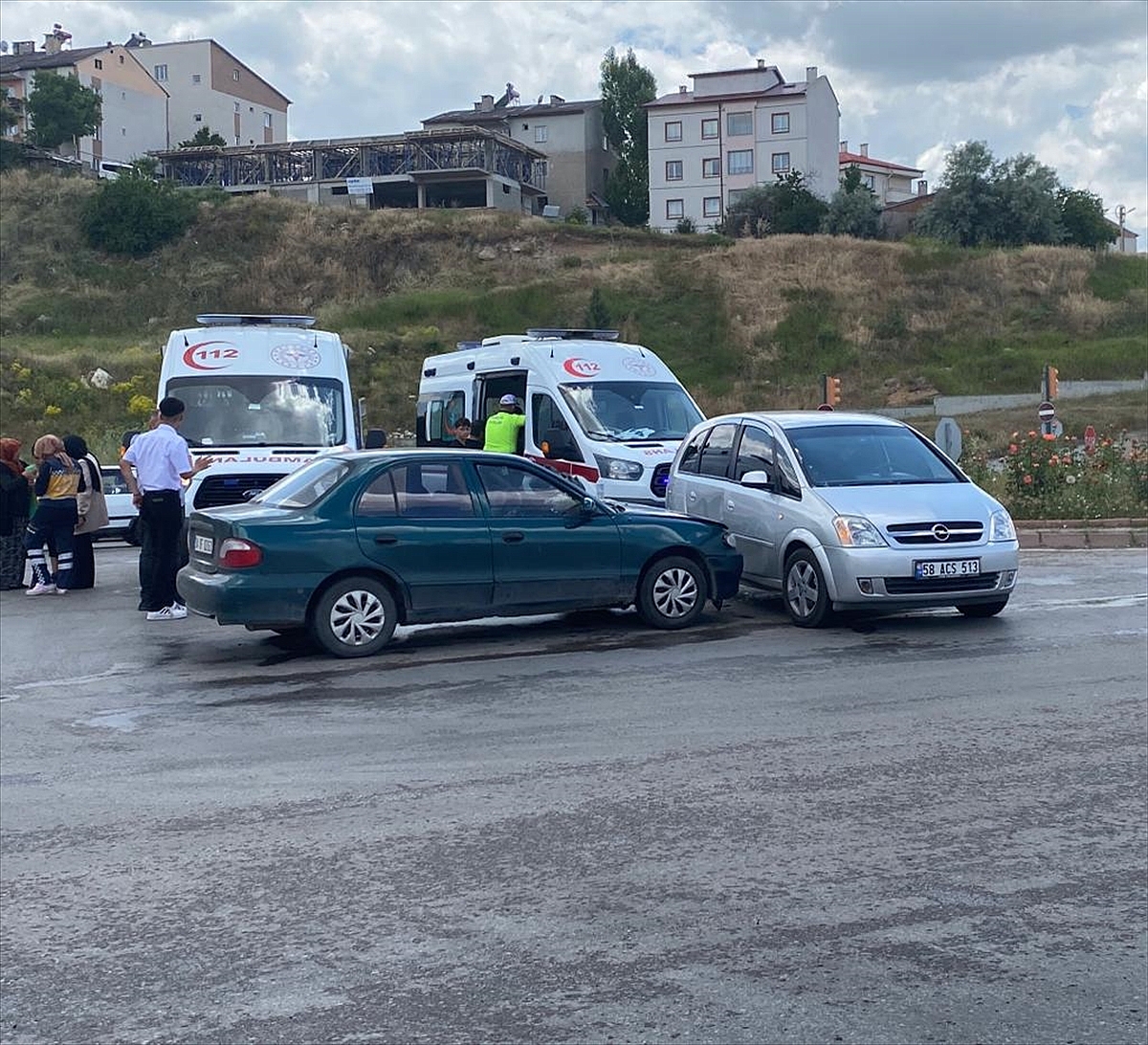 Çarpışan iki otomobildeki 3'ü çocuk 5 kişi yaralandı