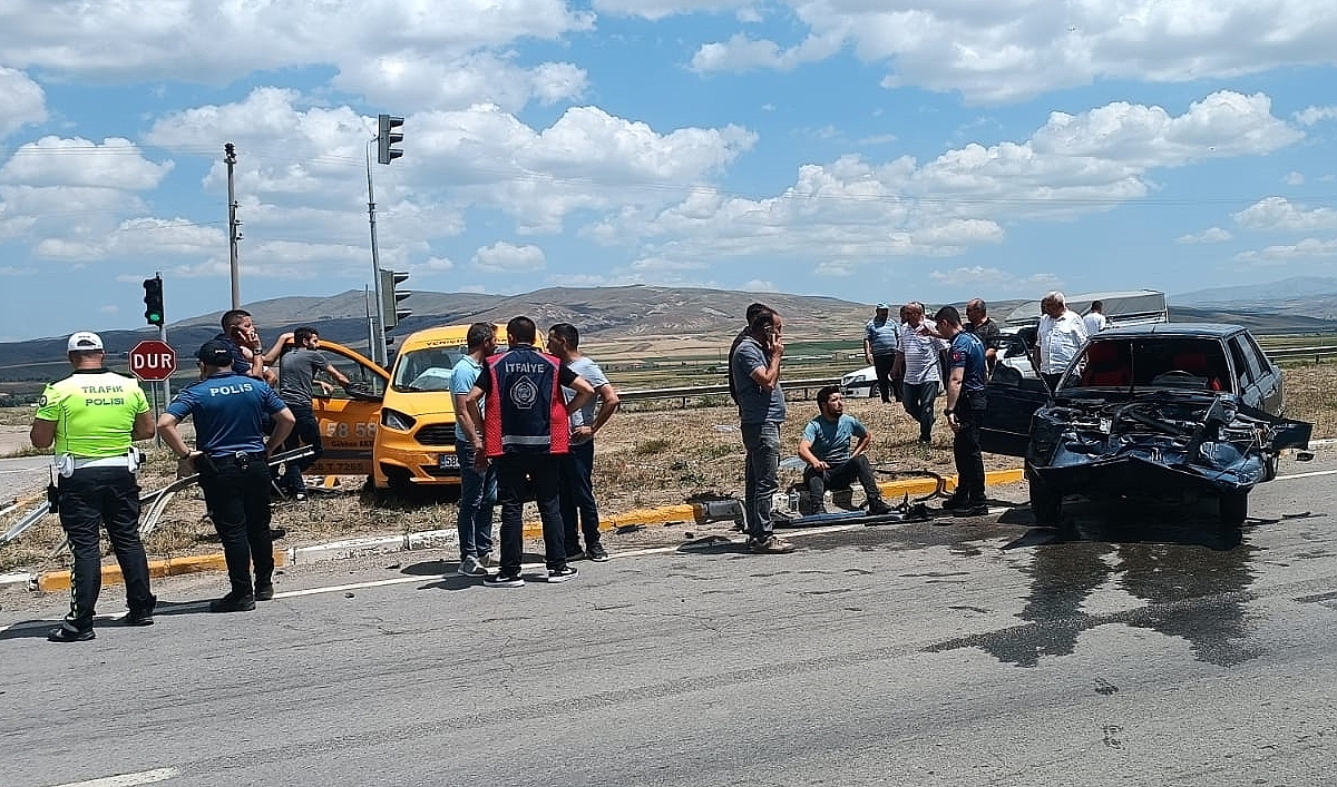 Çarpışan iki otomobildeki 5'i çocuk, 10 kişi yaralandı