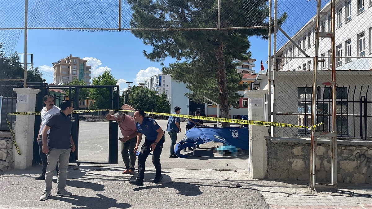 Çıkan silahlı kavgada bir genç öldürüldü