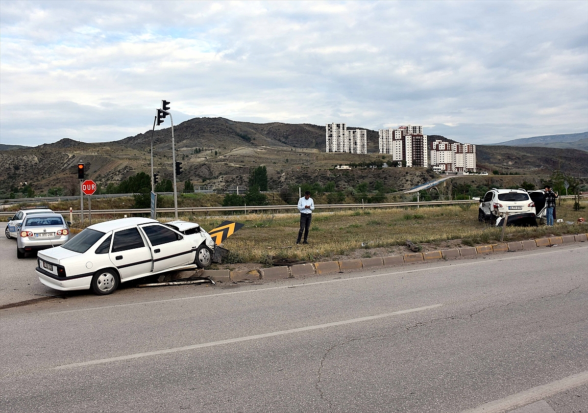 Cip ve otomobilin çarpıştığı kazada 4 kişi yaralandı