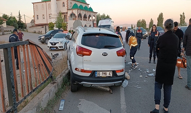 Demir korkuluklara çarpan otomobildeki 1 kişi öldü, 2 kişi yaralandı