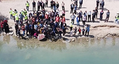 Depremde hayatını kaybedenler anısına Fisandun Barajına saygı çelengi bırakıldı