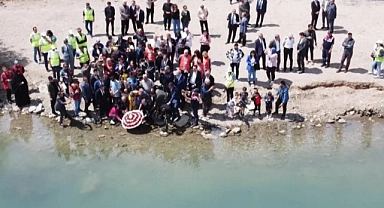 Depremde hayatını kaybedenler anısına Fisandun Barajına saygı çelengi bırakıldı