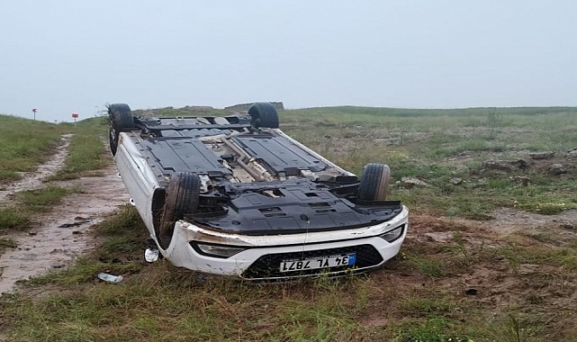 Devrilen otomobildeki 2 kişi yaralandı