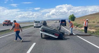 Devrilen otomobildeki 2 kişi yaralandı