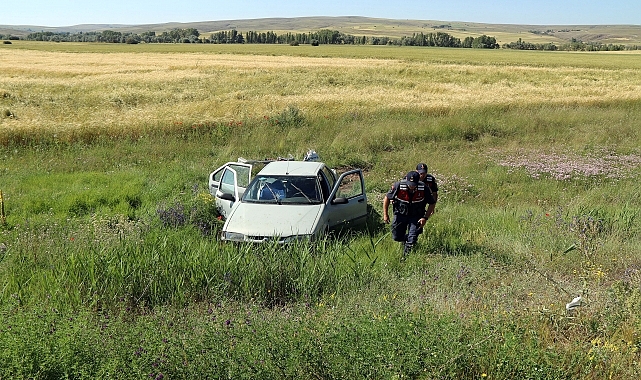 Devrilen otomobildeki 5 kişi yaralandı