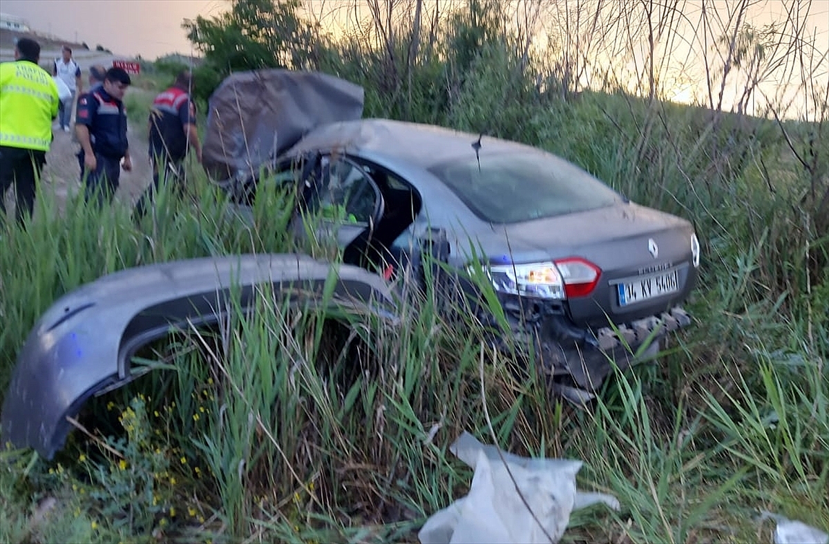 Devrilen otomobilin sürücüsü yaralandı