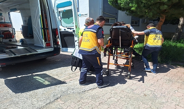 İki otomobil çarpıştı, 4'ü çocuk 9 kişi yaralandı
