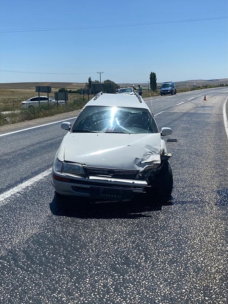 İki otomobilin çarpışması sonucu 3'ü çocuk 7 kişi yaralandı