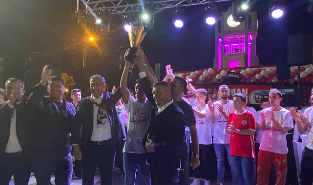 Karaman FK Şampiyonluk sevincini taraftarıyla paylaştı